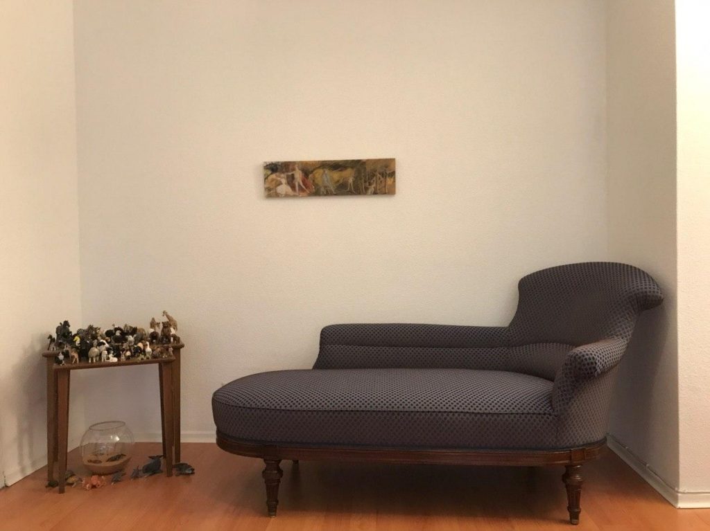 Die Couch im Praxiszimmer
